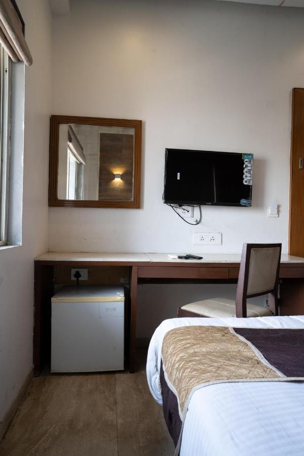 Hotel Kyra Airport Ahmedabad Esterno foto