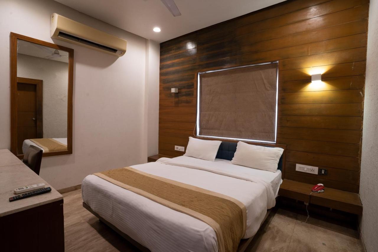 Hotel Kyra Airport Ahmedabad Esterno foto